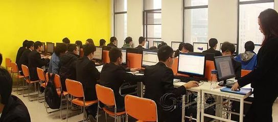 重庆推出300个免费无人机驾驶员培训名额，软件开发人才新机遇